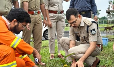 रतलाम पुलिस लाइन परिसर में पौधे लगाए और स्वच्छता की शपथ दिलाई