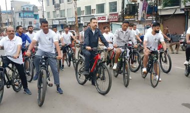 एसपी समेत रतलाम पुलिस टीम ने चलाई साइकिल ताकि नशे से मुक्त हो हमारा समाज