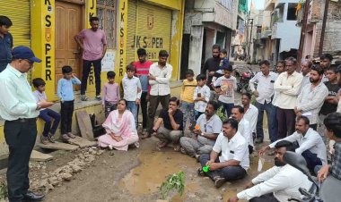 अरे ये क्या.. कीचड़ में ही धरने पर बैठ गए नेताजी, रोड पर ही लगा दिए बेशर्म प्रजाति के पौधे