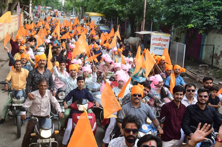 गुरु गोविंद दोऊ खड़े, काके लागू पाय, बलिहारी गुरु आपने गोविंद दियो बताय...