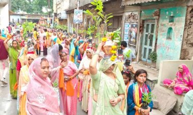 बलराम जन्मोत्सव पर अच्छी पहल : पर्यावरण संरक्षण का संदेश देने कलश पर पौधे रखकर चली महिलाएं
