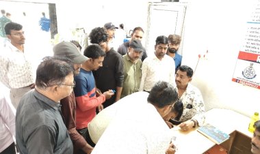 बिजली उपभोक्ता संघर्ष समिति सदस्य और कंपनी कर्मचारी आमने-सामने, उपभोक्ता धरने पर व कर्मचारी ऑफिस बंद कर थाने पहुंचे