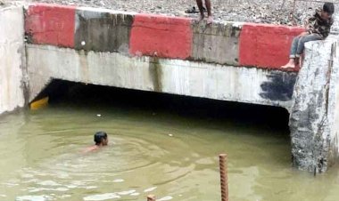 लापरवाही : रेलवे अंडरब्रिज में पानी भरा तो बच्चों ने स्वीमिंग पूल बना लिया, हादसा हुआ तो जिम्मेदार कौन