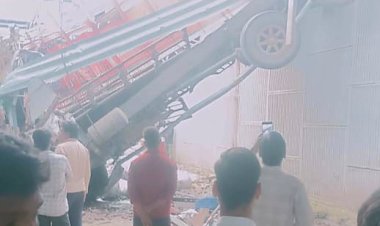 ड्राइवर को झपकी लगी और एक्सप्रेस-वे के ब्रिज से नीचे जा गिरा ट्रक, एक की मौत, दो घायल