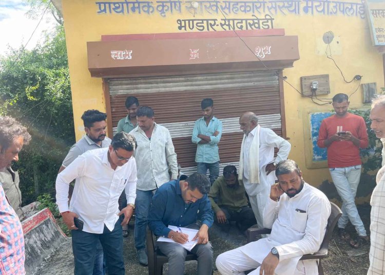 सादाखेड़ी में सेल्समैन पर राशन घोटाले का आरोप, राशन कार्ड में इंट्री कर ली लेकिन राशन नहीं दिया