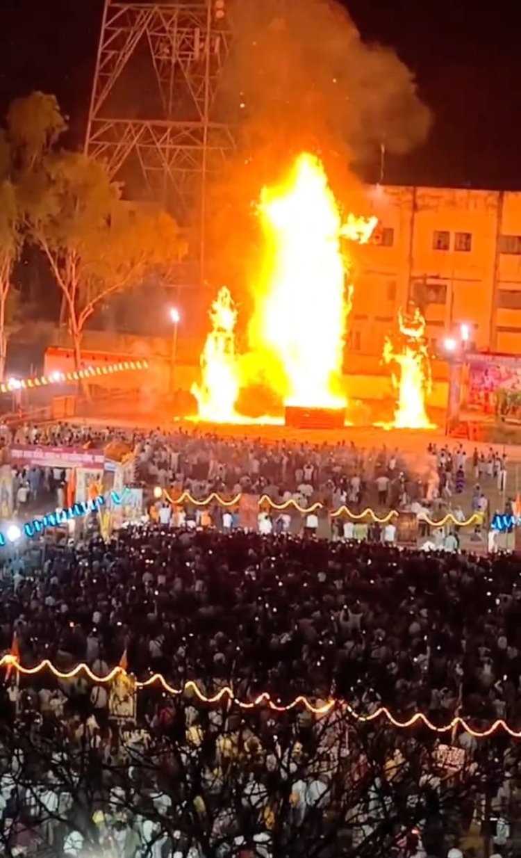 बड़ावदा में रावण बारिश में भीगा, जावरा में हुआ दहन, आतिशबाजी की