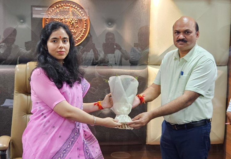 रतलाम श्री कालिका माता मंदिर में दर्शन के बाद नवागत कलेक्टर सुश्री मिशा सिंह ने संभाला कार्यभार