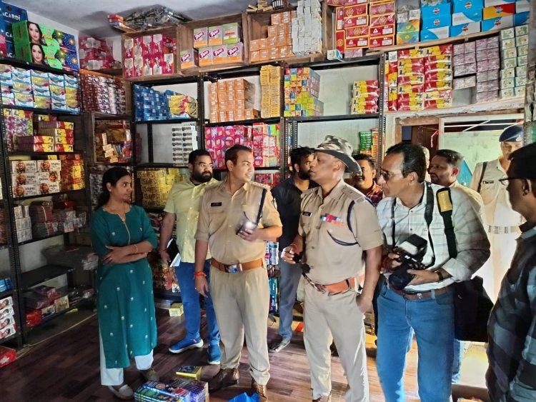 एएसपी व एडीएम ने रतलाम के पटाखा गोदाम व बाजार का किया निरीक्षण, सुरक्षा सुनिश्चित करने के निर्देश