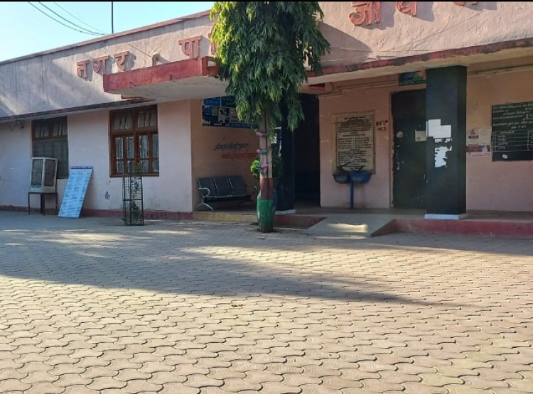 यह नगर पालिका की राजनीति में क्या हो रहा है... कभी विधायक प्रतिनिधि और भाजपा पार्षद में हाथापाई तो कभी कर्मचारी नेता और पार्षद प्रतिनिधि भिड़ रहे