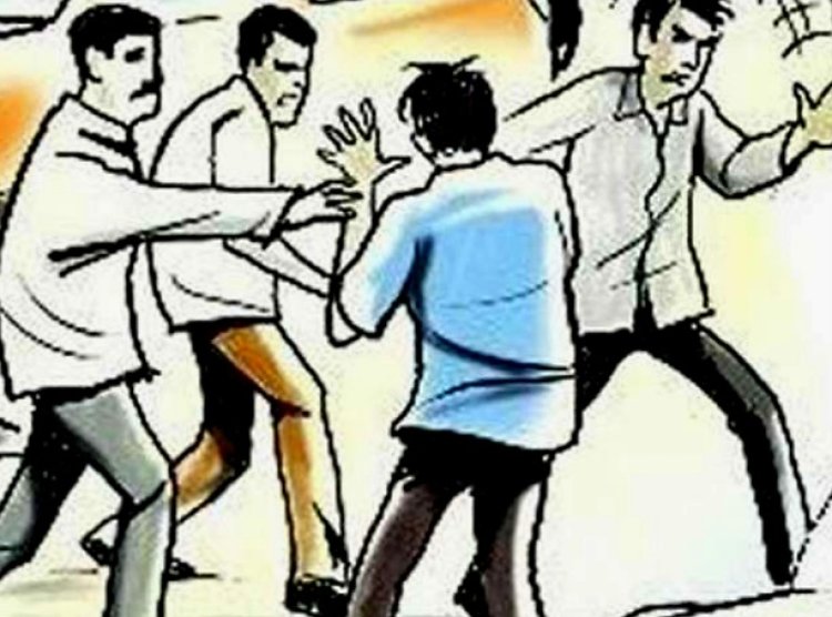 ये क्या... कम पेट्रोल भरने की शिकायत की तो पुलिसकर्मी और उनके बेटे को ही पीट दिया