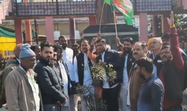 मुख्यमंत्री की सभा से पहले कांग्रेस का प्रदर्शन, पहले पुलिस ने नजर बंद रखा, फिर छोड़ा तो चौपाटी पर की नारेबाजी