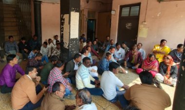 जावरा नपा में प्रदर्शन का दौर, पहले भाजपा नेताओं ने धरना दिया और अब कर्मचारी भी बैठ गए