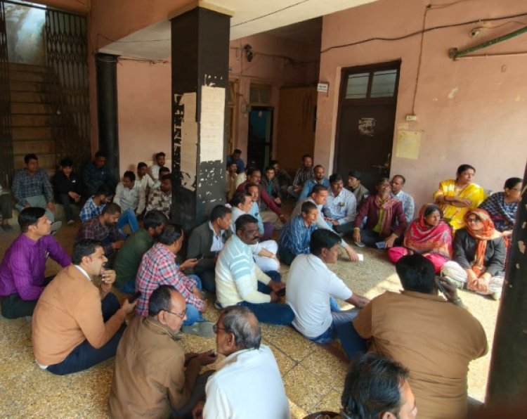 जावरा नपा में प्रदर्शन का दौर, पहले भाजपा नेताओं ने धरना दिया और अब कर्मचारी भी बैठ गए