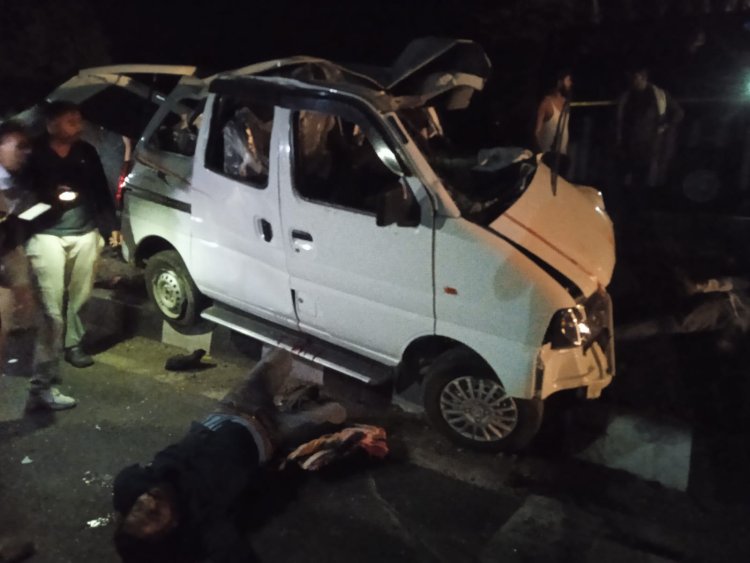 ट्रक से टकराई इको कार, रतलाम के दो लोगों की मौत, पांच घायल