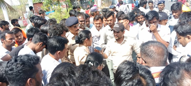 चार घंटे चक्काजाम : ताल में छेड़छाड़ के आरोपी का जुलूस निकालने की मांग पर अड़े ग्रामीण