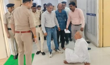 ये लो जो कभी गृहमंत्री थे, आज पुलिस उन्हीं की नहीं सुन रही... रतलाम एसपी चेंबर के बाहर फर्श पर बैठ गए पूर्व गृहमंत्री