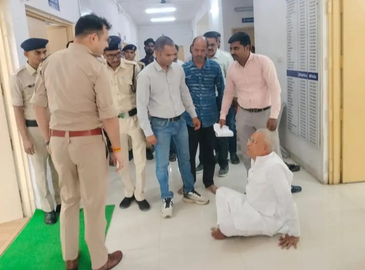 ये लो जो कभी गृहमंत्री थे, आज पुलिस उन्हीं की नहीं सुन रही... रतलाम एसपी चेंबर के बाहर फर्श पर बैठ गए पूर्व गृहमंत्री