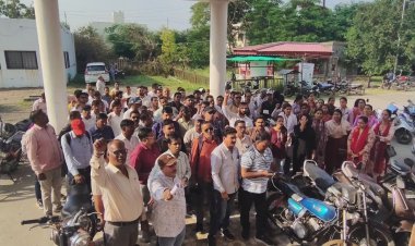 पटवारियों पर लगातार गिर रही गाज, एक और की नौकरी गई, 53 की तैयारी, पुराने मामले में तीन निलंबित भी हो गए