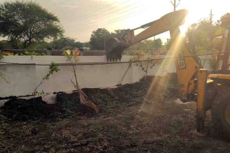 जावरा में कॉलोनी की दीवार पर चला बुलडोजर, रास्ते पर कर रखा था कब्जा