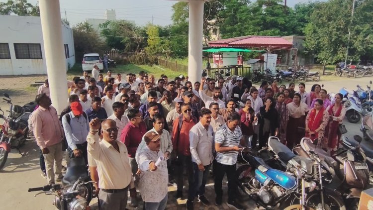 पटवारियों पर लगातार गिर रही गाज, एक और की नौकरी गई, 53 की तैयारी, पुराने मामले में तीन निलंबित भी हो गए