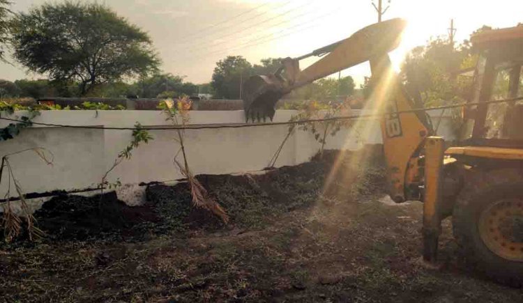 जावरा में कॉलोनी की दीवार पर चला बुलडोजर, रास्ते पर कर रखा था कब्जा